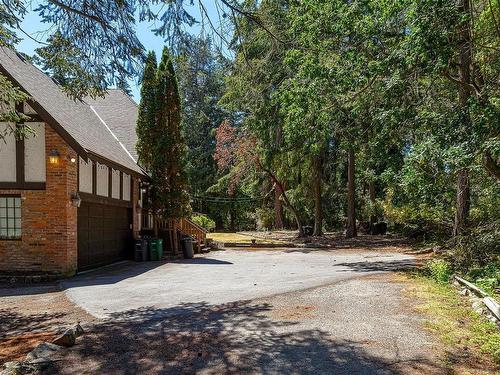 2595 Queenswood Dr, Saanich, BC 