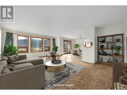 8247 Westsyde Road, Kamloops, BC - Indoor Photo Showing Living Room