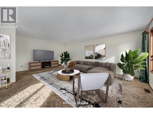 8247 Westsyde Road, Kamloops, BC - Indoor Photo Showing Living Room