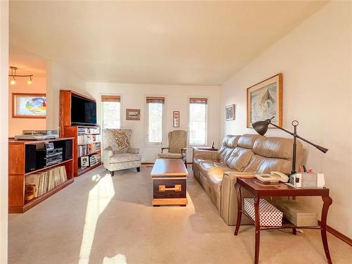 3506 Willowdale Crescent, Brandon, MB - Indoor Photo Showing Living Room