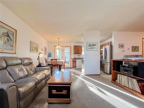 3506 Willowdale Crescent, Brandon, MB - Indoor Photo Showing Living Room