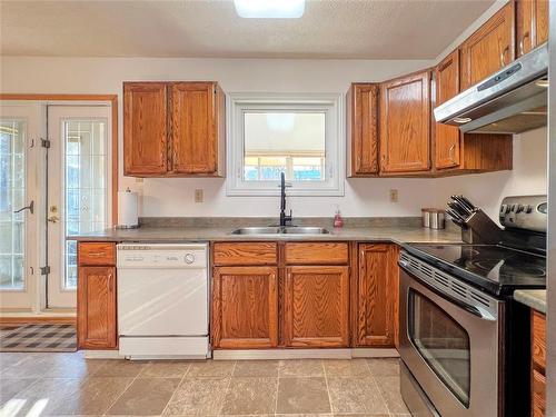 3506 Willowdale Crescent, Brandon, MB - Indoor Photo Showing Kitchen With Double Sink