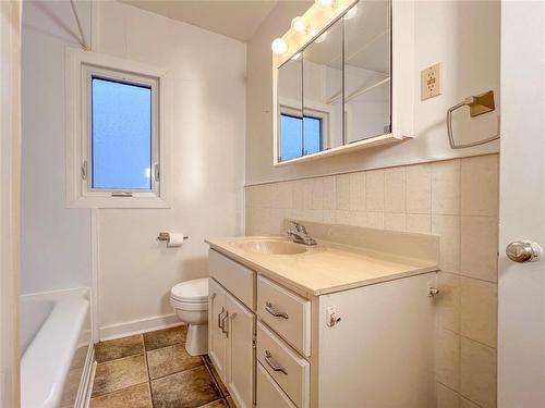 526 24Th Street, Brandon, MB - Indoor Photo Showing Bathroom