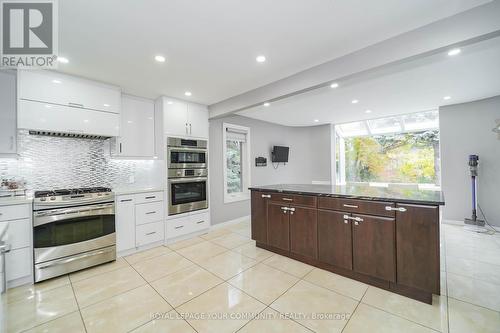 23 Anglin Drive, Richmond Hill, ON - Indoor Photo Showing Kitchen With Upgraded Kitchen