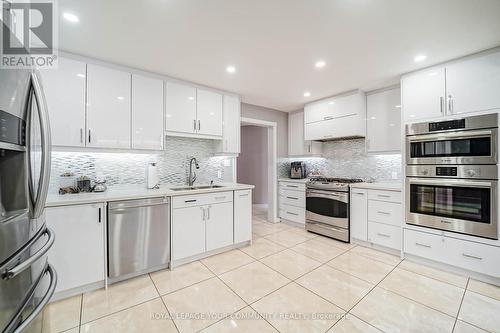 23 Anglin Drive, Richmond Hill, ON - Indoor Photo Showing Kitchen With Stainless Steel Kitchen With Upgraded Kitchen