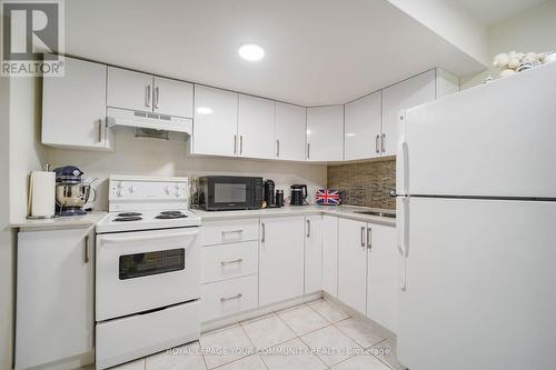 23 Anglin Drive, Richmond Hill, ON - Indoor Photo Showing Kitchen