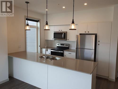 766 Tranquille Road Unit# 407, Kamloops, BC - Indoor Photo Showing Kitchen With Double Sink With Upgraded Kitchen