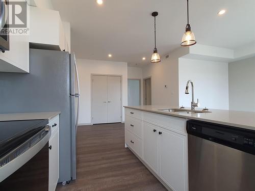 766 Tranquille Road Unit# 407, Kamloops, BC - Indoor Photo Showing Kitchen With Double Sink