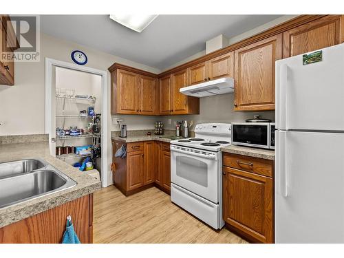 319 Brooke Drive, Chase, BC - Indoor Photo Showing Kitchen With Double Sink