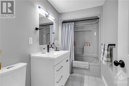 22 Stroughton Crescent, Munster, ON - Indoor Photo Showing Bathroom