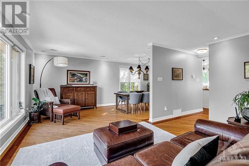 22 Stroughton Crescent, Munster, ON - Indoor Photo Showing Living Room