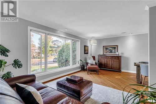 22 Stroughton Crescent, Munster, ON - Indoor Photo Showing Living Room