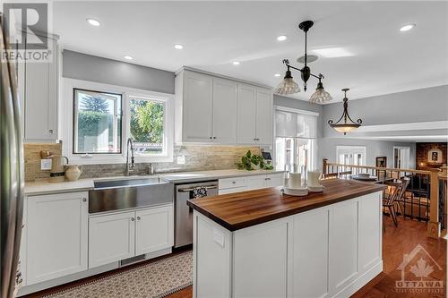 22 Stroughton Crescent, Munster, ON - Indoor Photo Showing Kitchen With Upgraded Kitchen