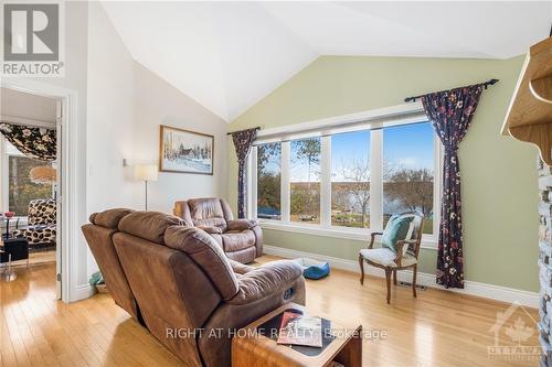 3695 Front Road, East Hawkesbury, ON - Indoor Photo Showing Living Room