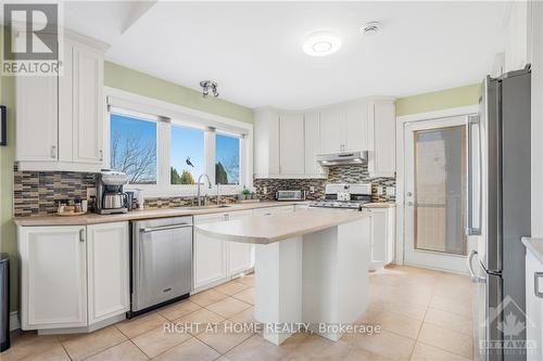 3695 Front Road, East Hawkesbury, ON - Indoor Photo Showing Kitchen With Upgraded Kitchen