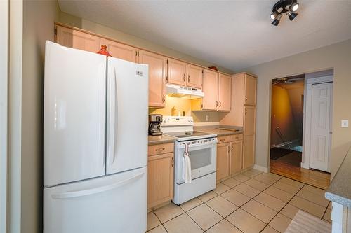 7-4404 Pleasant Valley Road, Vernon, BC - Indoor Photo Showing Kitchen