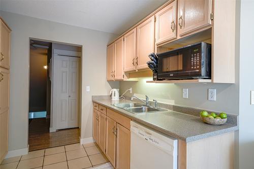 7-4404 Pleasant Valley Road, Vernon, BC - Indoor Photo Showing Kitchen With Double Sink