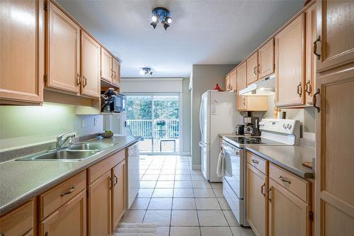 7-4404 Pleasant Valley Road, Vernon, BC - Indoor Photo Showing Kitchen With Double Sink