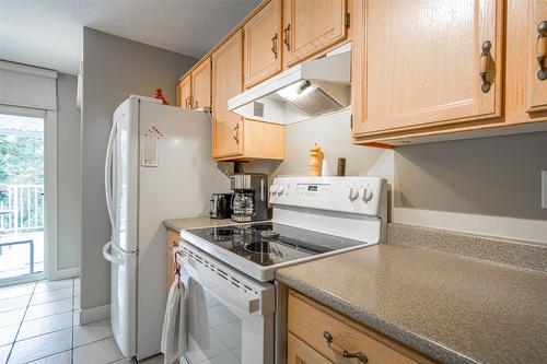 7-4404 Pleasant Valley Road, Vernon, BC - Indoor Photo Showing Kitchen