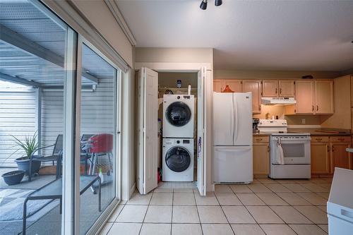 7-4404 Pleasant Valley Road, Vernon, BC - Indoor Photo Showing Kitchen