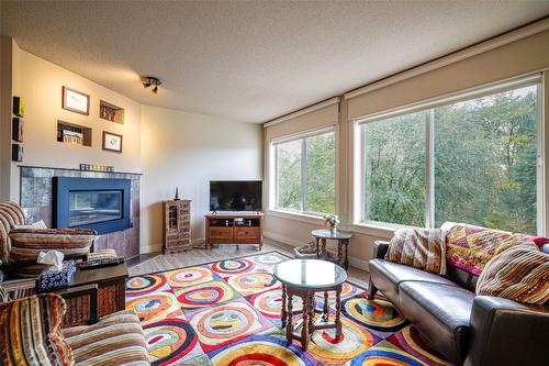 7-4404 Pleasant Valley Road, Vernon, BC - Indoor Photo Showing Living Room With Fireplace