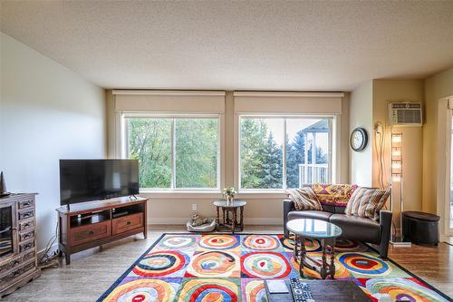 7-4404 Pleasant Valley Road, Vernon, BC - Indoor Photo Showing Living Room