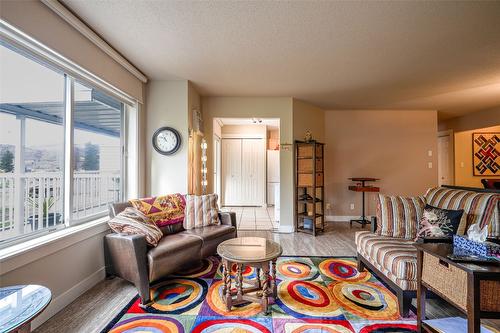 7-4404 Pleasant Valley Road, Vernon, BC - Indoor Photo Showing Living Room