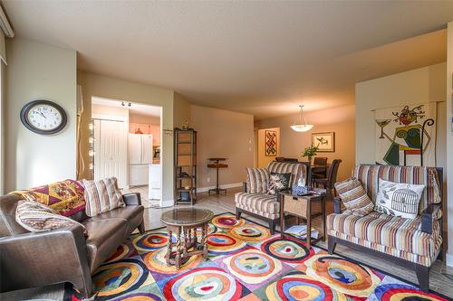 7-4404 Pleasant Valley Road, Vernon, BC - Indoor Photo Showing Living Room