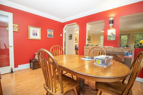 102-1321 Ridgeway Drive, Kelowna, BC - Indoor Photo Showing Dining Room