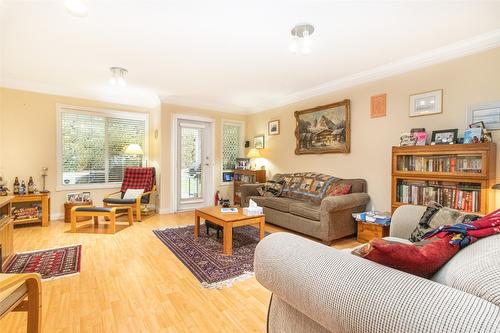 102-1321 Ridgeway Drive, Kelowna, BC - Indoor Photo Showing Living Room