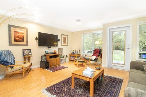 102-1321 Ridgeway Drive, Kelowna, BC - Indoor Photo Showing Living Room