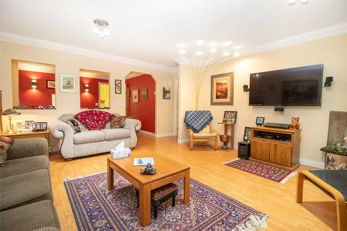 102-1321 Ridgeway Drive, Kelowna, BC - Indoor Photo Showing Living Room