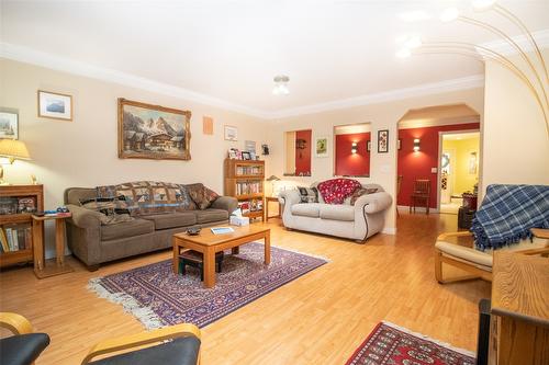 102-1321 Ridgeway Drive, Kelowna, BC - Indoor Photo Showing Living Room