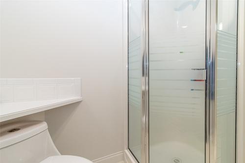 102-1321 Ridgeway Drive, Kelowna, BC - Indoor Photo Showing Bathroom