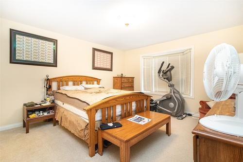 102-1321 Ridgeway Drive, Kelowna, BC - Indoor Photo Showing Bedroom