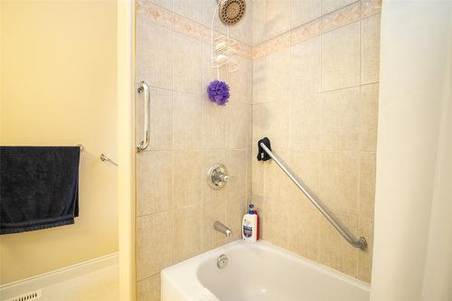 102-1321 Ridgeway Drive, Kelowna, BC - Indoor Photo Showing Bathroom