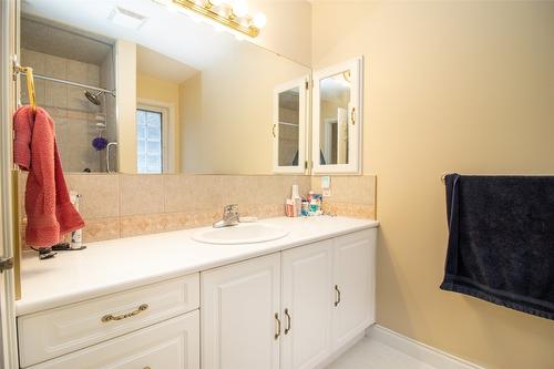 102-1321 Ridgeway Drive, Kelowna, BC - Indoor Photo Showing Bathroom