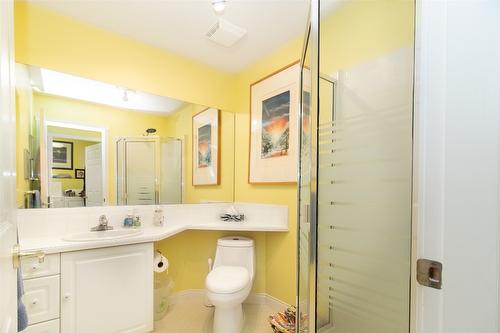 102-1321 Ridgeway Drive, Kelowna, BC - Indoor Photo Showing Bathroom