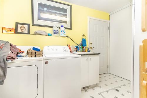 102-1321 Ridgeway Drive, Kelowna, BC - Indoor Photo Showing Laundry Room