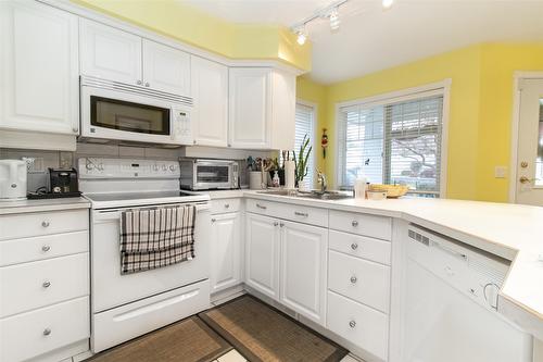 102-1321 Ridgeway Drive, Kelowna, BC - Indoor Photo Showing Kitchen