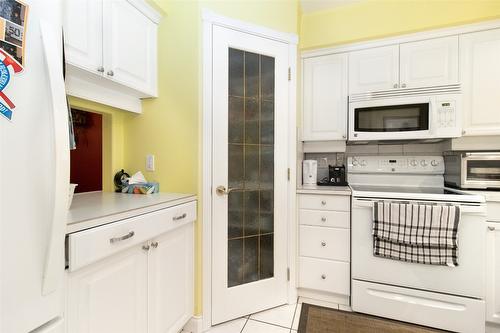 102-1321 Ridgeway Drive, Kelowna, BC - Indoor Photo Showing Kitchen