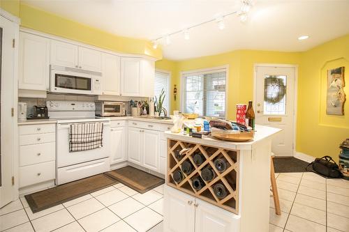 102-1321 Ridgeway Drive, Kelowna, BC - Indoor Photo Showing Kitchen