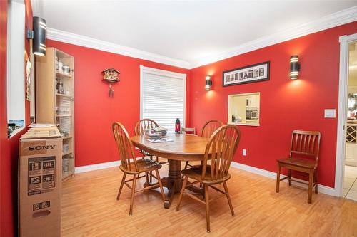 102-1321 Ridgeway Drive, Kelowna, BC - Indoor Photo Showing Dining Room