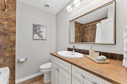 680 Princess Road, Kelowna, BC - Indoor Photo Showing Bathroom