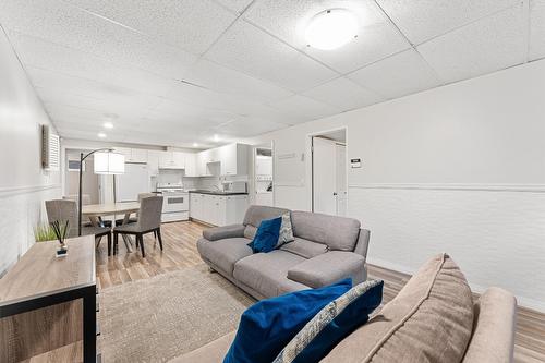 680 Princess Road, Kelowna, BC - Indoor Photo Showing Living Room