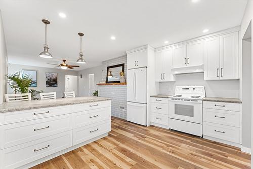 680 Princess Road, Kelowna, BC - Indoor Photo Showing Kitchen