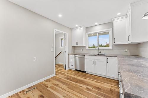 680 Princess Road, Kelowna, BC - Indoor Photo Showing Kitchen With Upgraded Kitchen