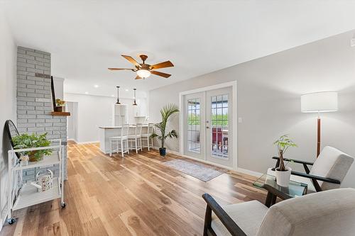 680 Princess Road, Kelowna, BC - Indoor Photo Showing Living Room