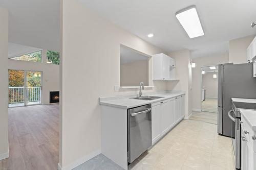 7-171 17 Street, Salmon Arm, BC - Indoor Photo Showing Kitchen