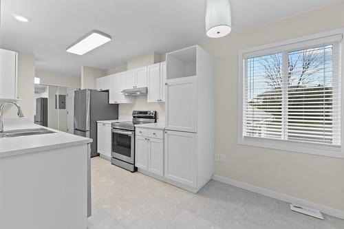 7-171 17 Street, Salmon Arm, BC - Indoor Photo Showing Kitchen